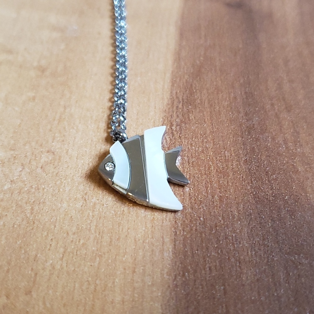 Stainless steel fish necklace Real Nacar Shell